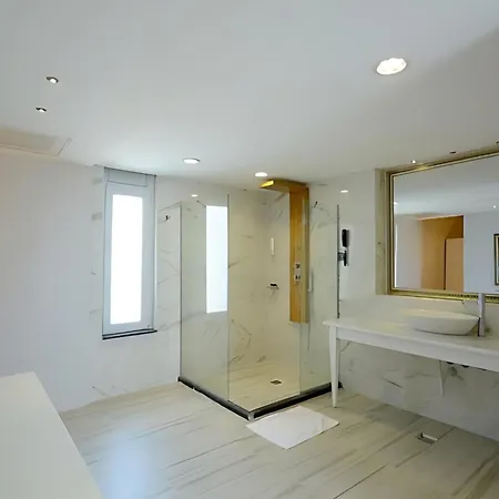 Hotel Real House 3*